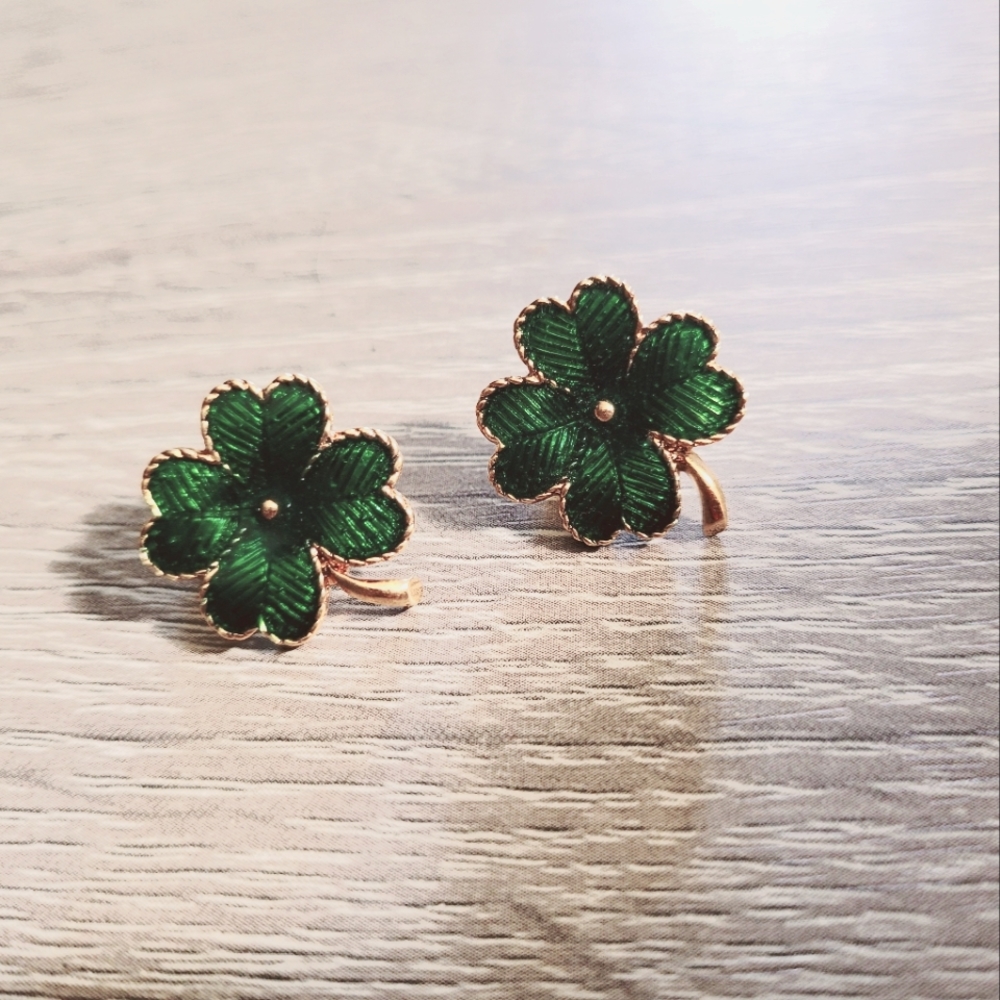 New Avon Green Lucky Charm Earrings